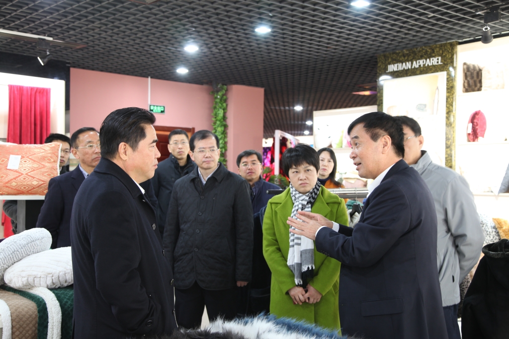 2016年11月26日，時任連云港市市長項雪龍來到飛雁毛毯有限公司調(diào)研指導(dǎo)工作。